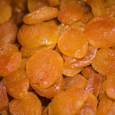 Vkusnye suhie frukty na rynke dla prodazi